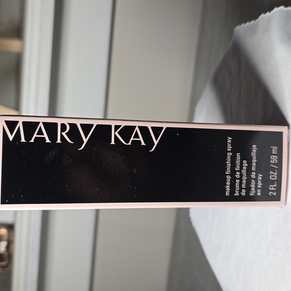 Mary Kay Makeup Finishing Spray - Black